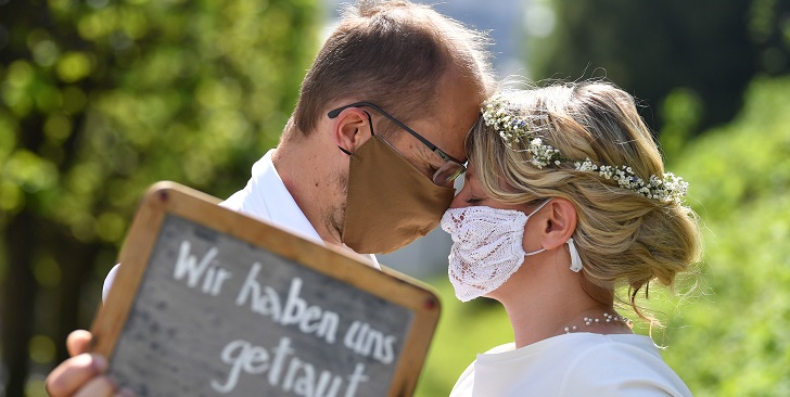 En Inglaterra: joven pareja contrajo matrimonio horas antes de que el novio falleciera por COVID-19