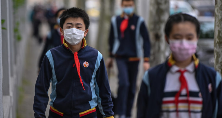 En China vuelven a clases con grandes medidas de seguridad: países europeos siguen el mismo camino