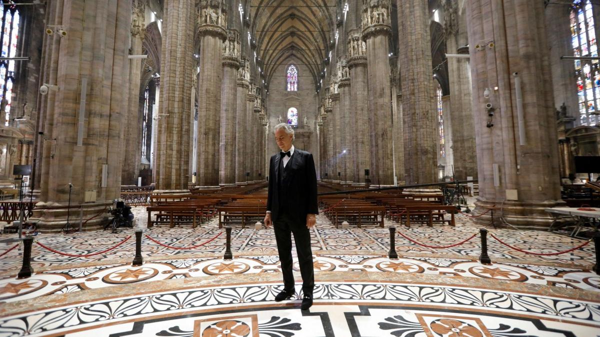 Andrea Bocelli realizó emotivo y significativo concierto en un Duomo de Milán totalmente vacío