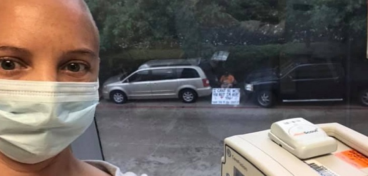 Coronavirus: hombre visita desde la ventana a su esposa con cáncer para evitar contagiarla