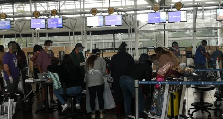 Activan protocolo sanitario en Aeropuerto de Santiago: 4 pasajeros dieron positivo en test rápido