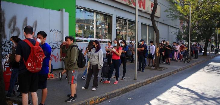 Gobierno evalúa restringir los permisos para ir a supermercados en comunas con cuarentena