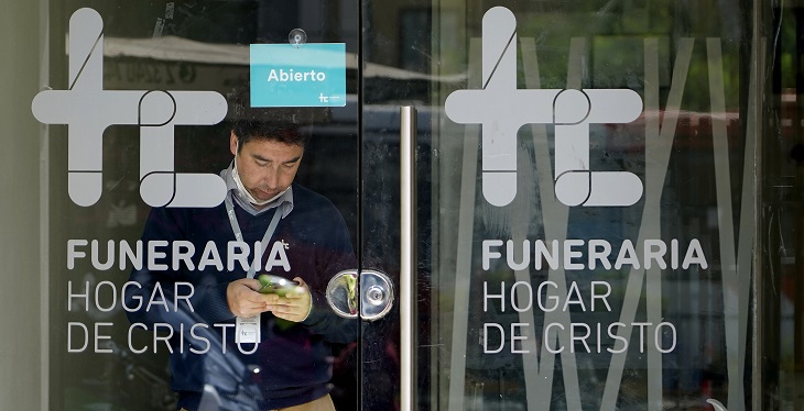 Despedida a distancia, mascarillas y guantes: el nuevo protocolo que rige a las funerarias