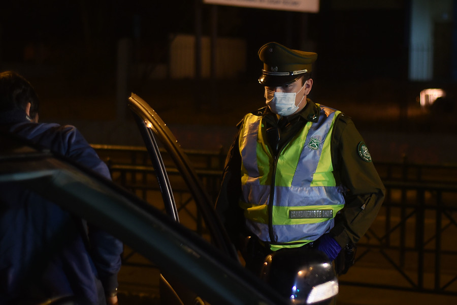 Siete jóvenes detenidos en Las Condes por infringir toque de queda: iban a una fiesta