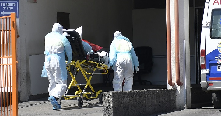 Trabajadora británica falleció por COVID-19: hombre contagiado la agredió y escupió en la cara