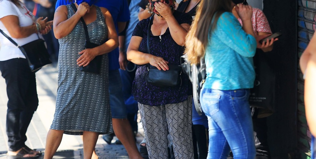 Detienen a 2 personas en fila de Lider de Ñuñoa: habrían infringido cuarentena teniendo COVID-19