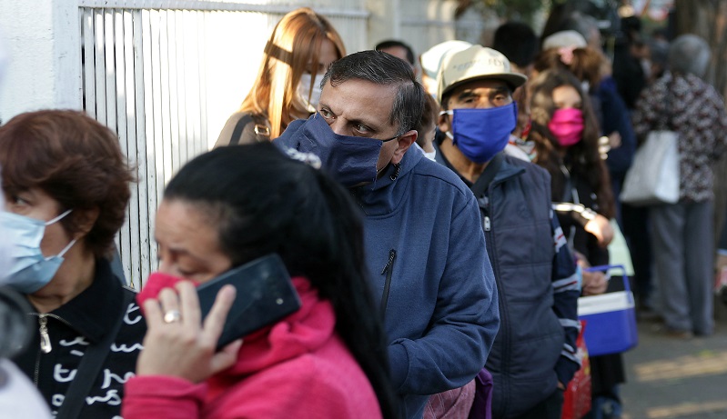 Caos en hospital Félix Bulnes: vecinos indignados ante larga espera para poder retirar medicamentos