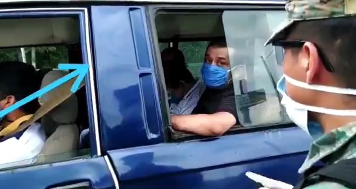 Familia intentó transportar a hombre fallecido sentado como pasajero: dijeron que iba durmiendo