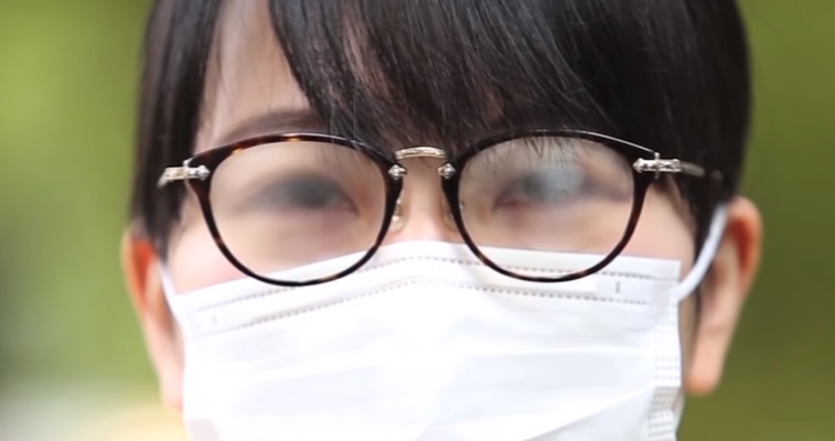 ¿Se te empañan los lentes al usar mascarilla? Prueba estos sencillos trucos para evitarlo