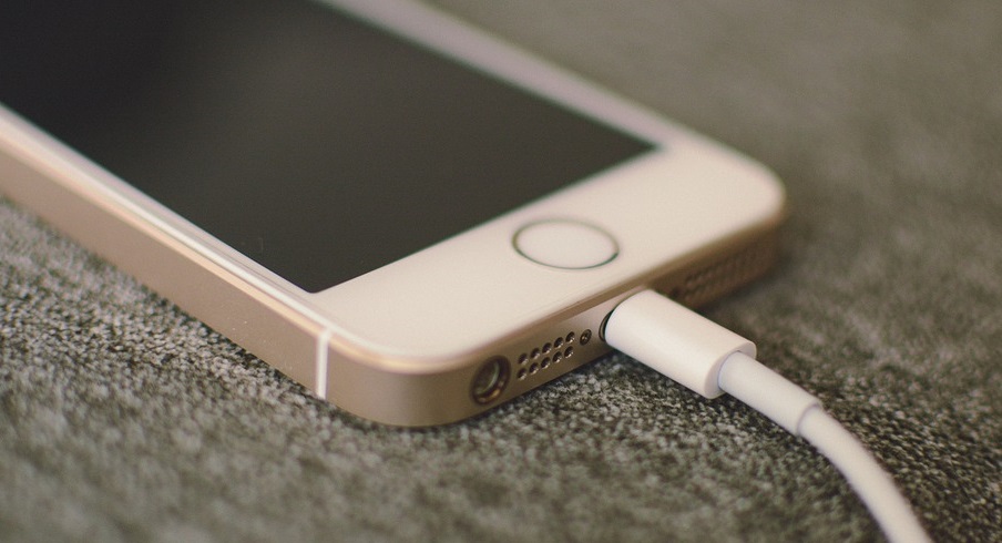 ¿Es recomendable dejar tu celular cargando toda la noche? Esto pasa con la batería