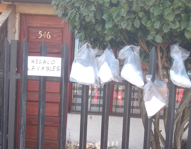 El noble gesto de adulta mayor en Concepción: confecciona mascarillas y las regala a sus vecinos