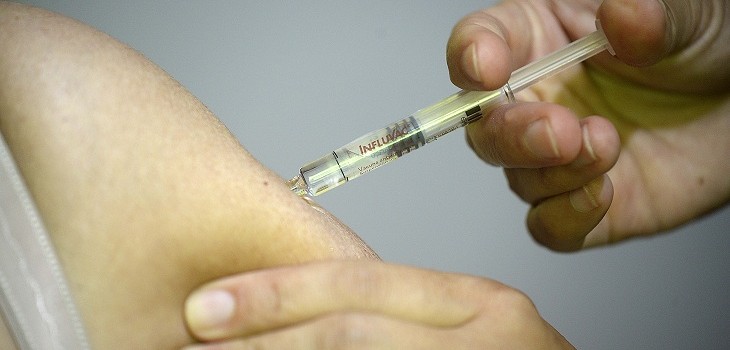 Paramédico contagiado con COVID-19 que vacunó a más de 300 personas genera alerta en La Araucanía