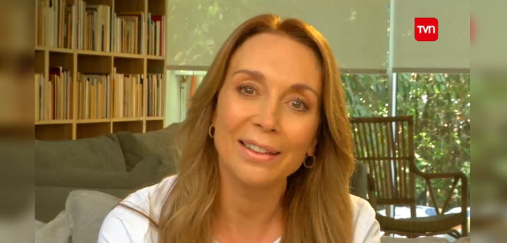 Tras bromas en redes: Karen Doggenweiler aclaró peculiar orden de su librero en 'live' de Instagram