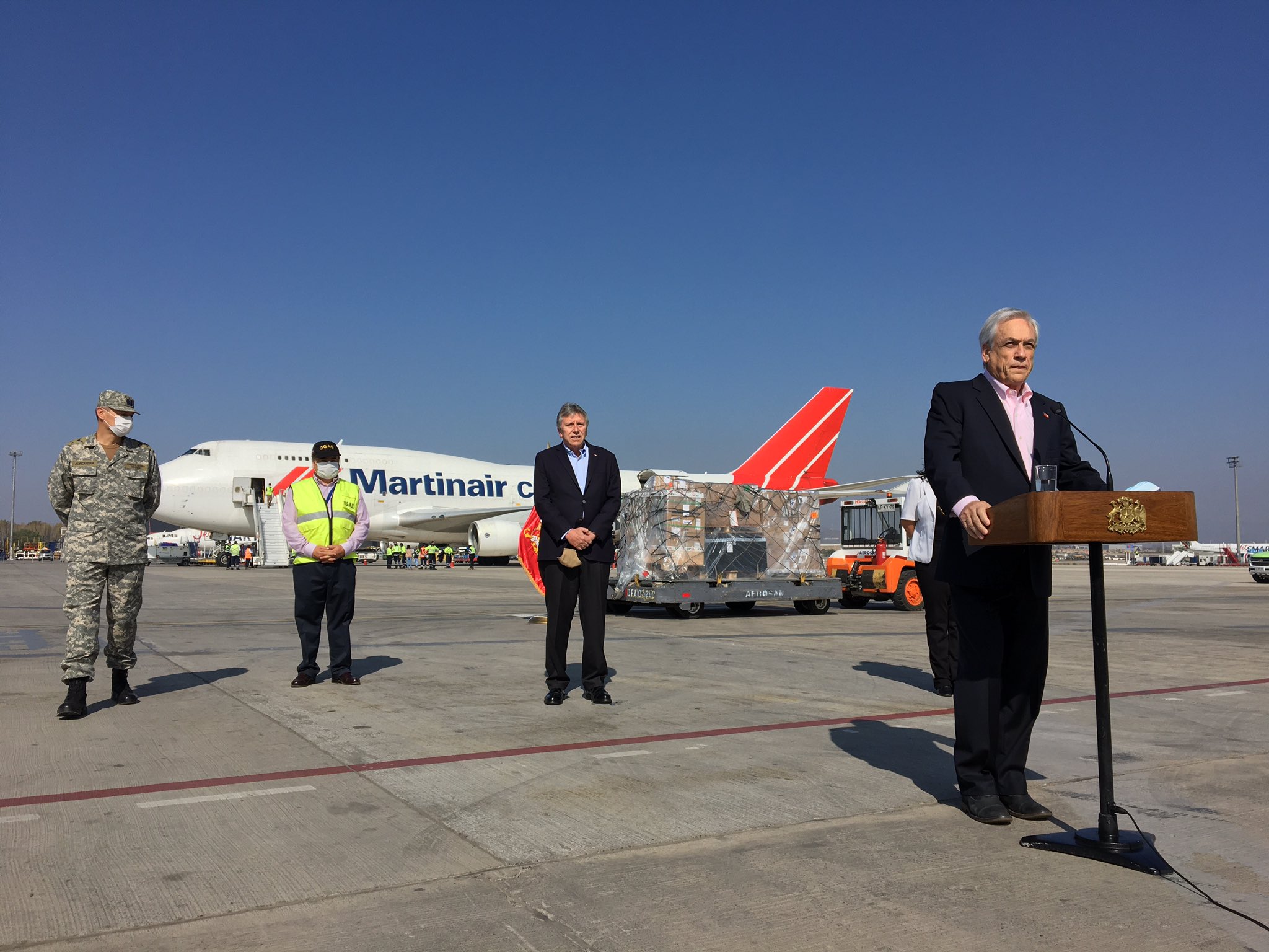 Piñera recibe ventiladores mecánicos provenientes de Europa ante emergencia por COVID-19