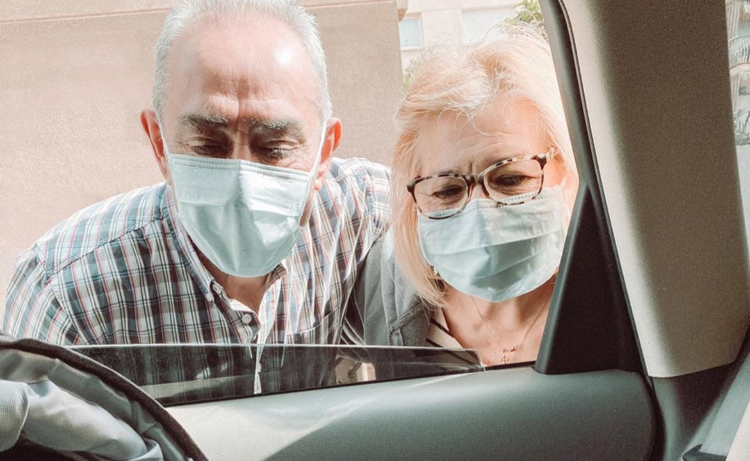 Dio a luz, fue a presentarle al bebé a su madre y su reacción se viralizó: 