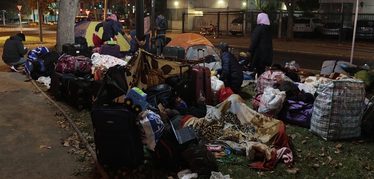 bolivianos acampan fuera del consulado