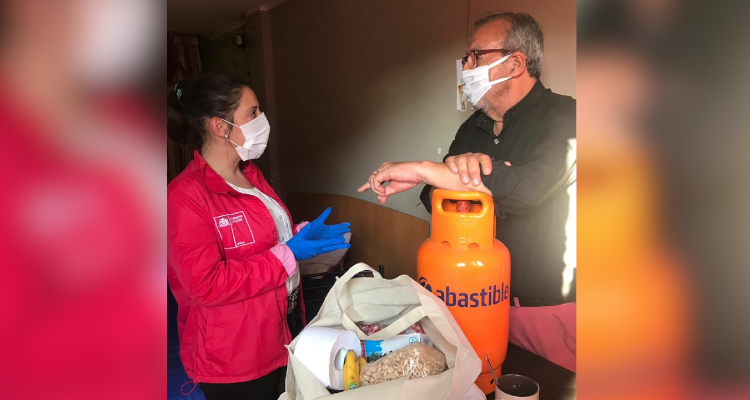 Chileno de 67 años recurrió a redes para pedir comida ante crisis sanitaria: Vivo solo, sin bonos