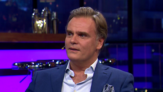 Amaro Gómez-Pablos celebró cumpleaños de su madre de forma diferente: hizo picnic en el pasillo