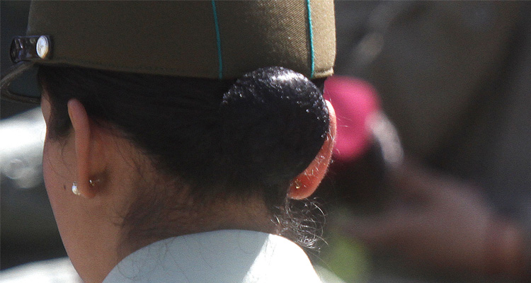 Carabineros gastó $15 millones en aros de perla para egresadas de la Escuela de Formación Policial