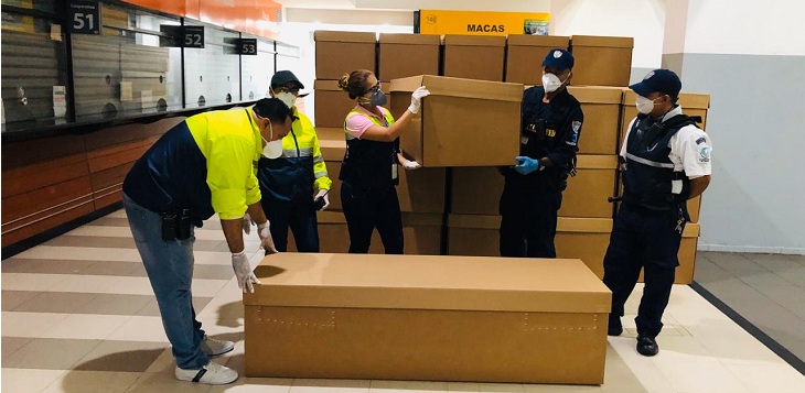 Ecuador utiliza ataúdes de cartón frente a escasez de féretros de madera por coronavirus