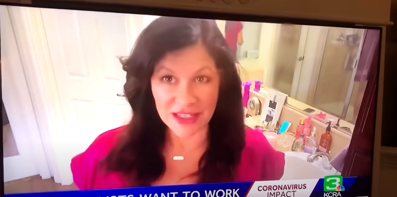 Periodista transmitió sección de moda desde su baño sin notar que su marido estaba en la ducha