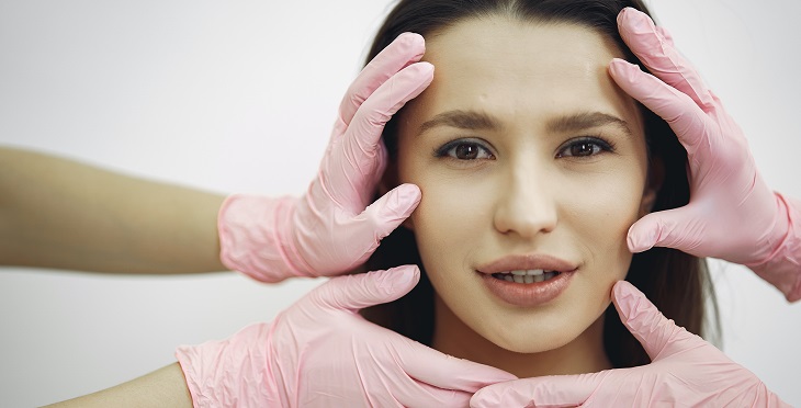 ¿Te aparecen granitos blancos alrededor de los ojos? Conoce de qué se trata y cómo solucionarlo