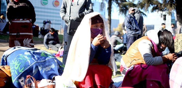 Cientos de bolivianos acampan fuera del consulado en Providencia: piden retornar a su país