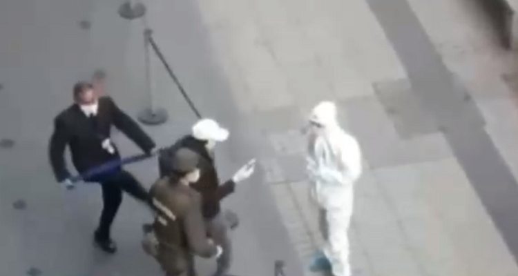 Captan a guardia golpeando a hombre que supuestamente padecía COVID-19