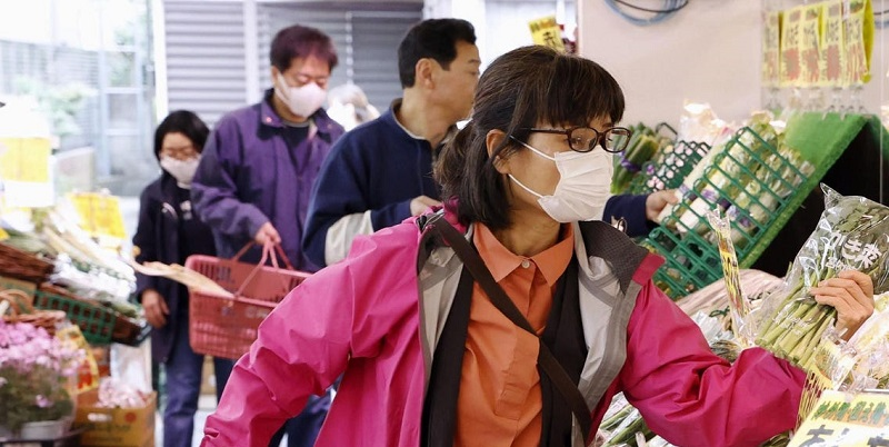 Machista recomendación: alcalde japonés pide que mujeres no hagan compras porque se 'demoran mucho'