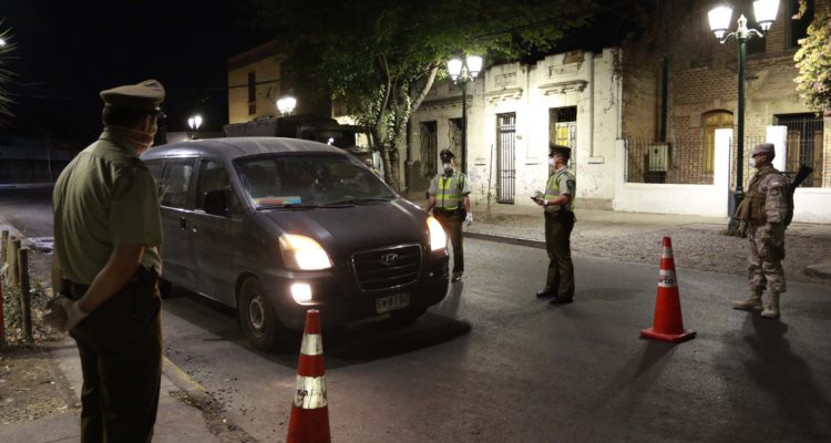 Ya son 235: por 3ª noche consecutiva aumentan retenidos por violar toque de queda en Santiago