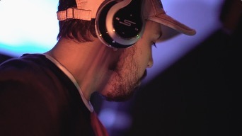 Dj animó a vecinos de San Miguel con luces y música desde su balcón: lo repetirá el 1 de mayo