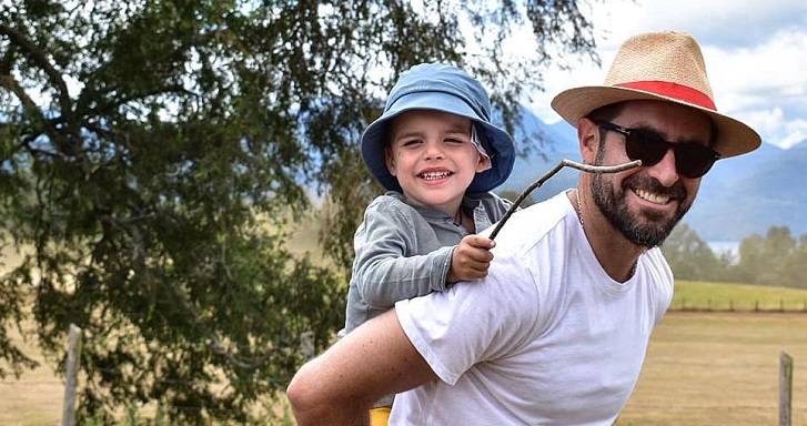 Viudo de Javiera Suárez publicó foto de su niñez y evidenció parecido con su hijo: 