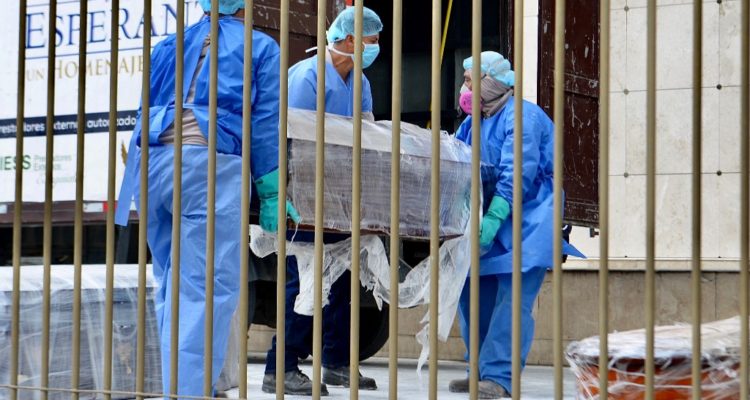 Por qué Guayaquil colapsó en el tratamiento de cadáveres en plena pandemia del coronavirus