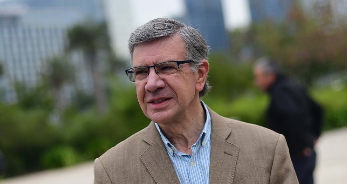 Joaquín Lavín presentó querella contra doctora que fue al supermercado infectada de COVID-19