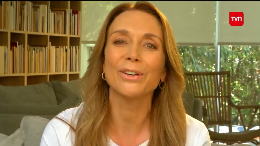 Televidentes notan curioso detalle en librero de Karen Doggenweiler durante nuevo espacio Desde casa