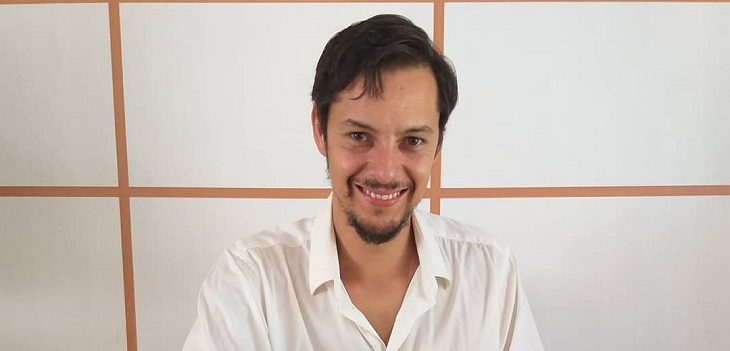 Sebastián Longhi sorprendió con desconocida faceta lejos de la televisión: ahora lee el tarot