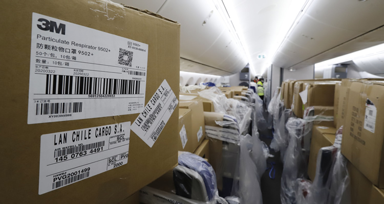 Mascarillas, no ventiladores: llegó a Chile millonaria donación de Luksic que se confundió en redes
