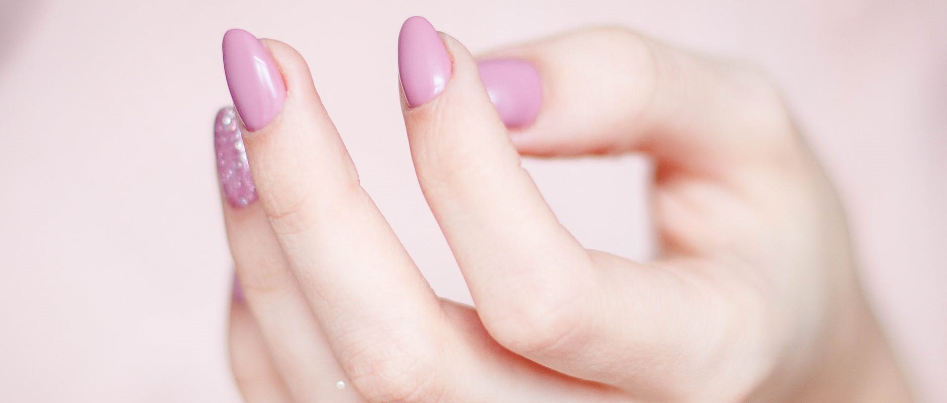 ¿Te sacaste el esmalte en gel y ahora tus uñas están débiles? Sigue estos 4 pasos para fortalecerlas