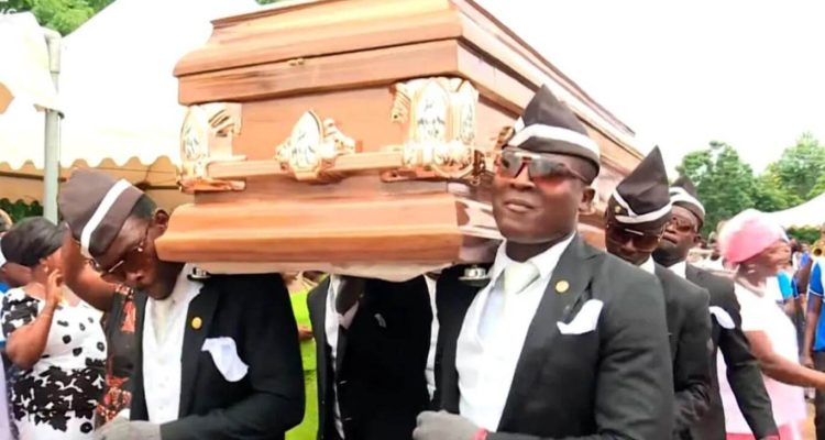 ¿Cuál es la historia detrás del viral de los hombres que bailan con un féretro al hombro?