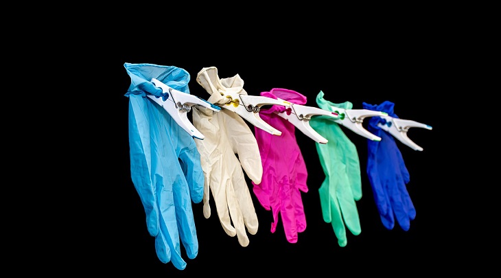 ¿Por qué no es recomendable utilizar guantes desechables para prevenir contagios de COVID-19?