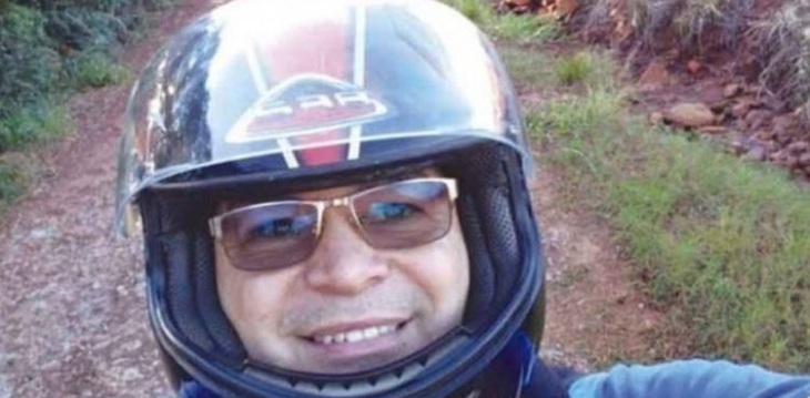 Profesor argentino viajó tres días en moto para entregar material educativo a alumnos sin Internet