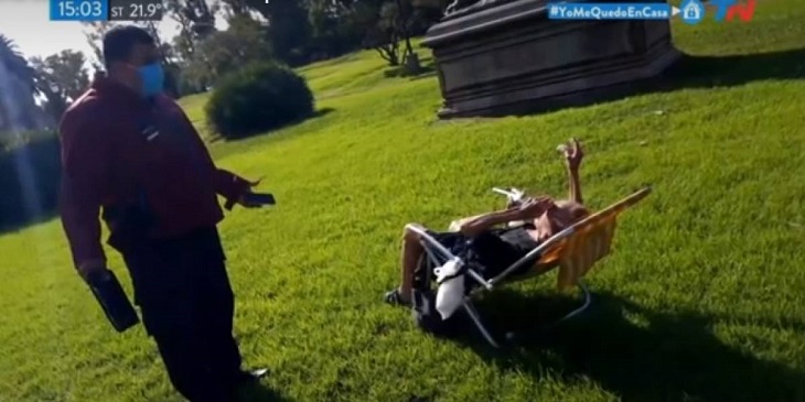 Tomando sol en silla de playa: la historia de la anciana que infringió cuarentena en Argentina