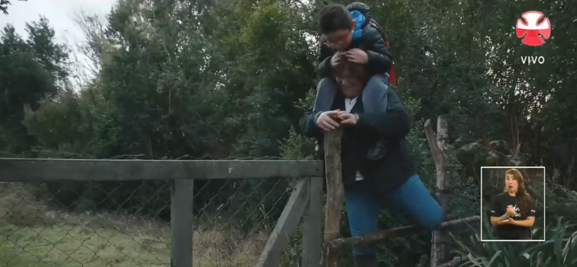 Historia de madre que carga a su hijo para llevarlo a la escuela emocionó a todos en la Teletón