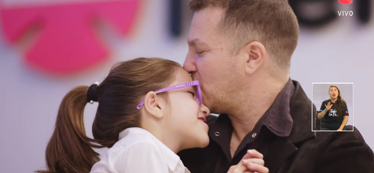Familia argentina conmovió en Teletón: padre e hija se mudaron a Chile para rehabilitar a la pequeña