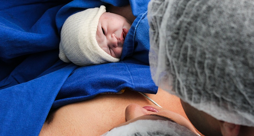 Ocultó sus síntomas: padre habría contagiado de COVID-19 a su esposa e hijo tras asisitr al parto