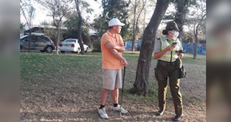 Sorprenden a vecino de Las Condes jugando golf en una plaza en plena cuarentena: quedó citado