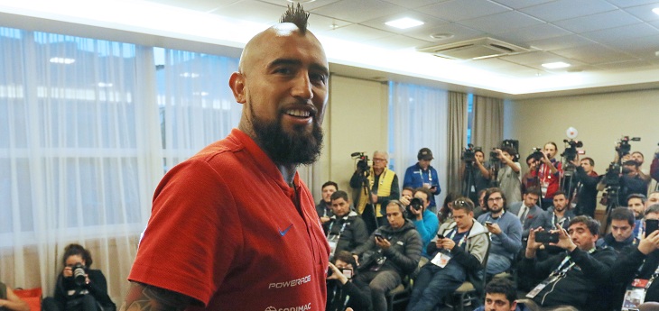 Coronavirus: Arturo Vidal y leyendas del fútbol rindieron homenaje a 