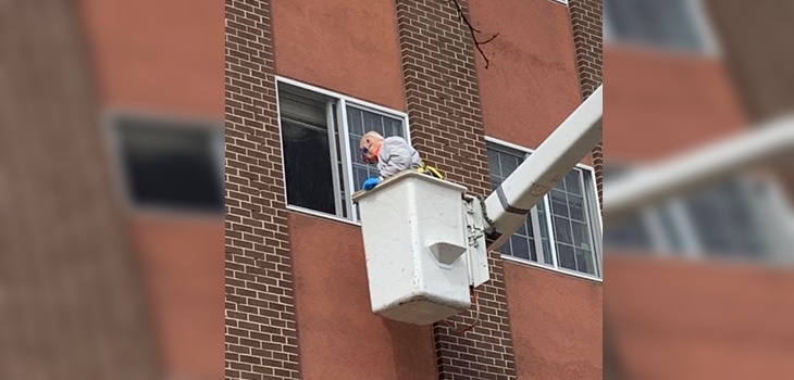 Conmovedor viral: hombre de 88 años se sube a grúa para ver a su esposa aislada en un asilo