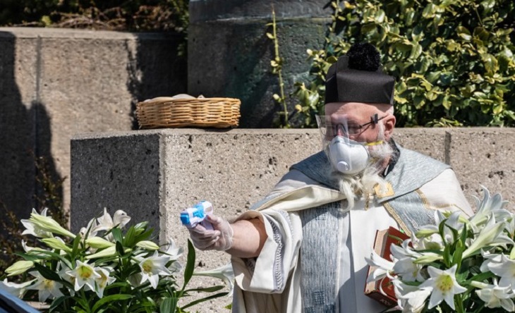 Una pistola de agua bendita: la novedosa forma con que un sacerdote bendice a sus feligreses