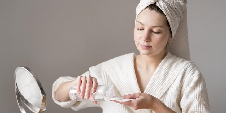 El paso que te has saltado todo el tiempo al usar el agua micelar y que incluso podría dañar tu piel